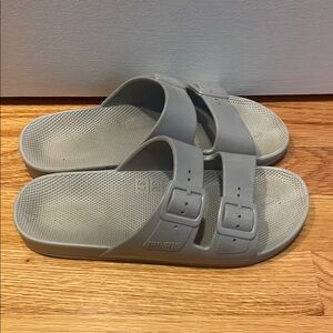 Size 6 Freedom Moses Gray Slide Sandals